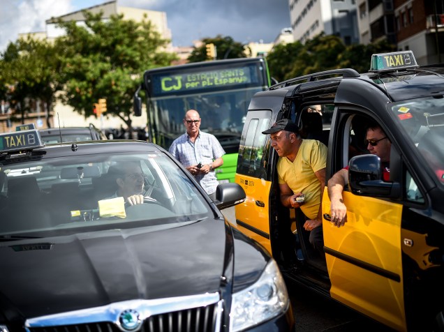 Taxistas discutem com outro que estava trabalhando durante uma greve de 24 horas contra o aplicativo Uber em Barcelona - 01/07/2014