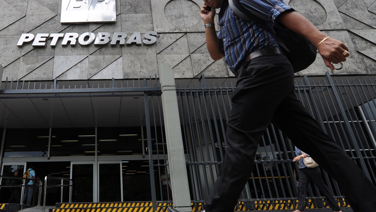 A Petrobras já perdeu o grau de investimento pela Moody's. O corte por uma segunda agência obrigará alguns fundos a desovarem suas posições.