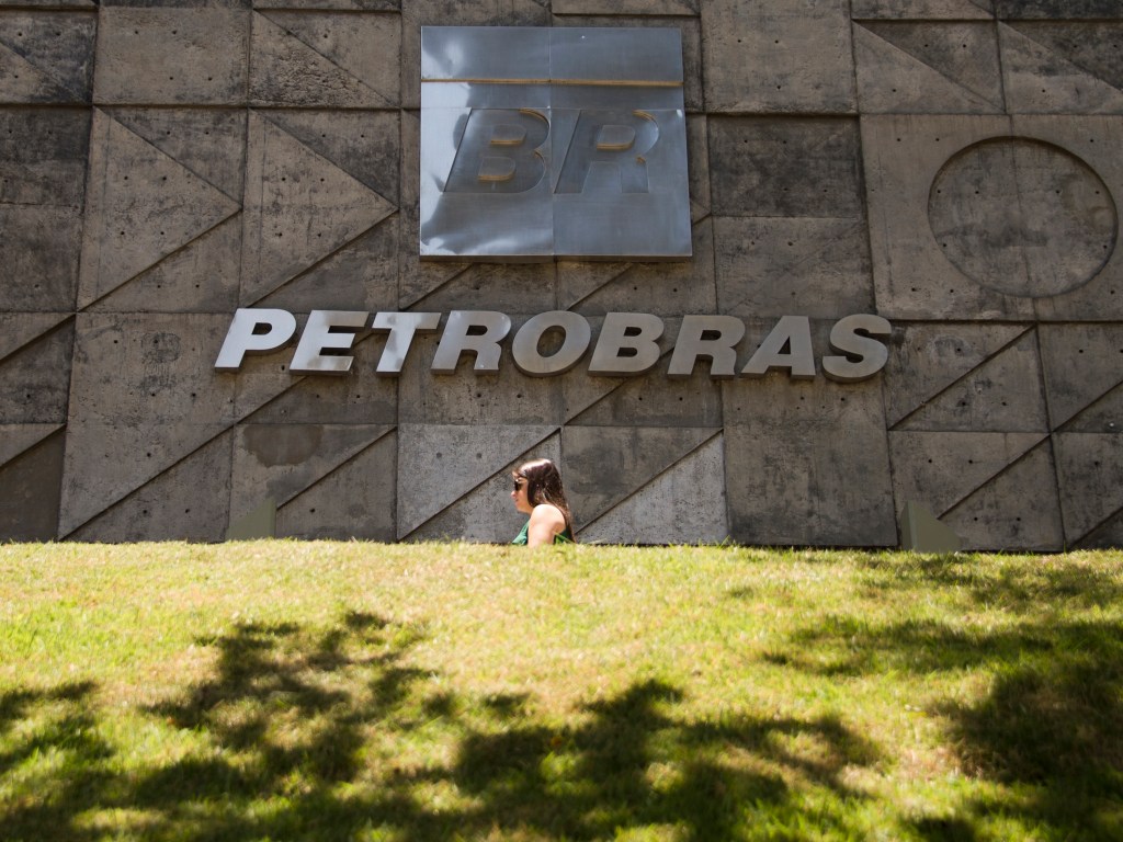 As ações da Petrobras intensificaram ganhos após a notícia de possível venda de participação na Braskem