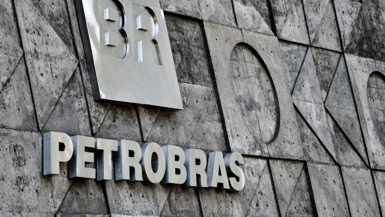 O 'rating' da dívida em moeda estrangeira da Petrobras foi rebaixado em dois degraus