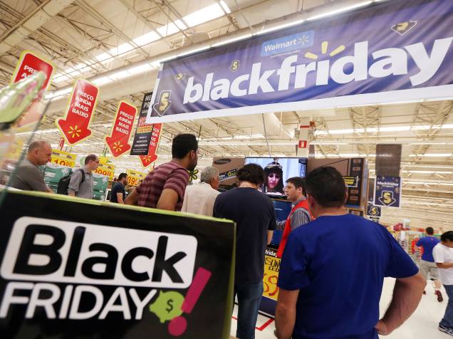 Movimentação de clientes durante a Black Friday em loja do Walmart, em São Paulo