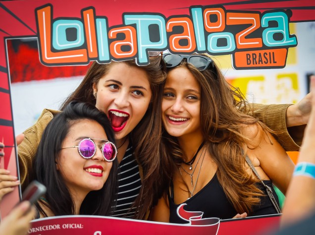Público aproveita os intervalos entre shows no segundo dia do Festival Lollapalooza 2016