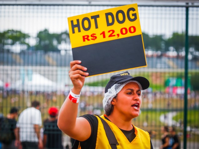 Mulher vende cachorro-quente no segundo dia do Festival Lollapalooza 2016