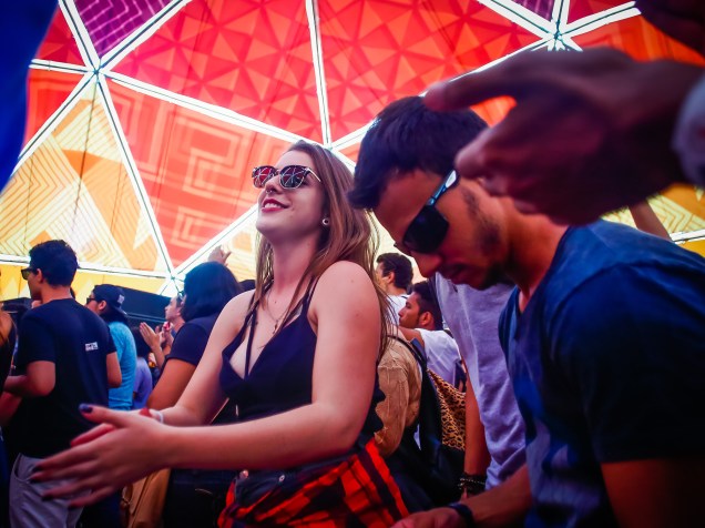 Público aproveita os intervalos entre shows no segundo dia do Festival Lollapalooza 2016