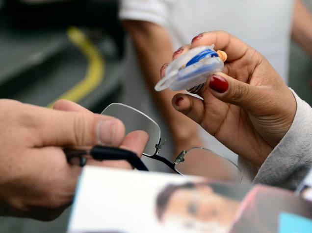 Candidato recebe protetor auricular para fazer a prova do Enem em São Paulo
