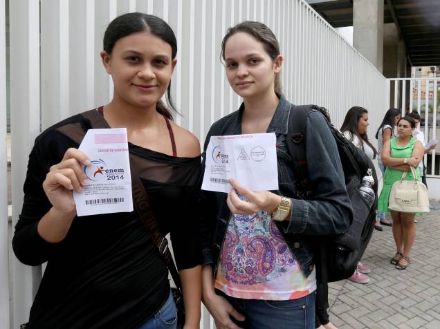 As candidatas Lindielma Clementina (à esq.) e Stella Souza chegam cedo para o primeiro dia de provas do Enem no Mackenzie, em São Paulo