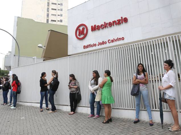 Primeiros candidatos chegam para o primeiro dia de provas do Enem no Mackenzie em São Paulo