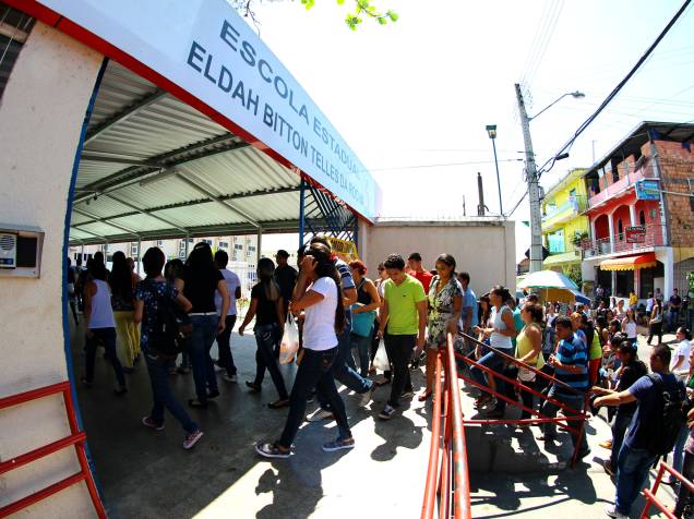 Movimentação na Escola Estadual Eldah Bitton Telles da Rocha no Bairro da Compensa, em Manaus, (AM) durante o primeiro dia de provas do Enem