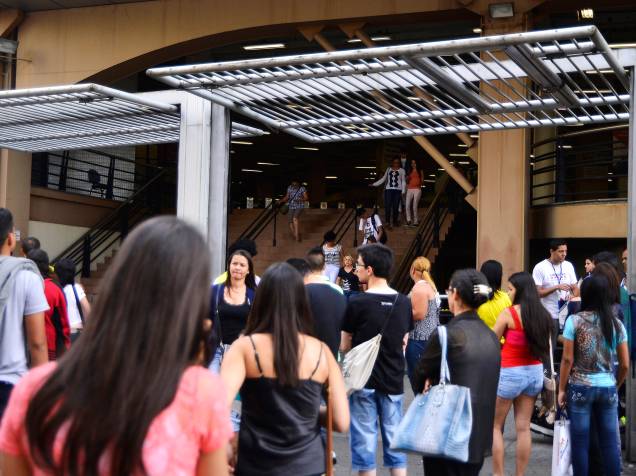 Candidatos deixam o local de prova no campus da Uninove na Barra Funda durante o segundo dia do Enem em São Paulo