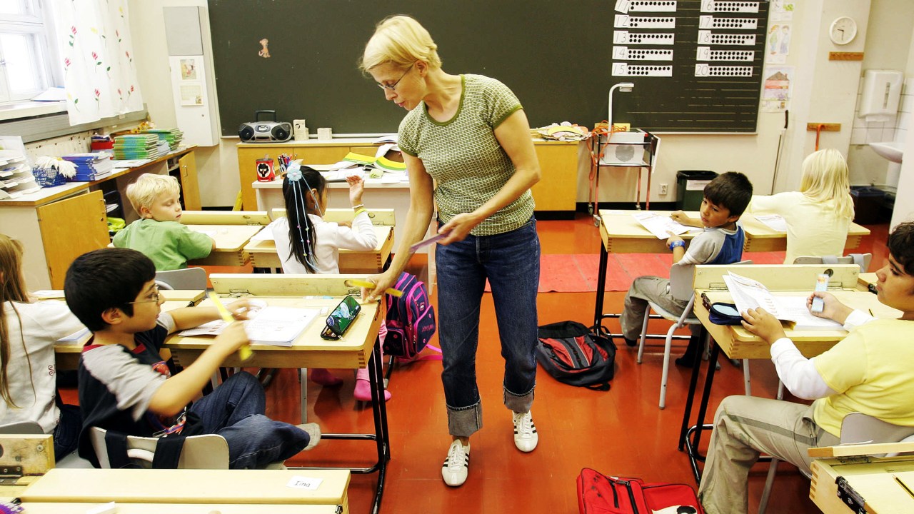 Professora dá aula para crianças em uma escola primária em Vaasa, na Finlândia