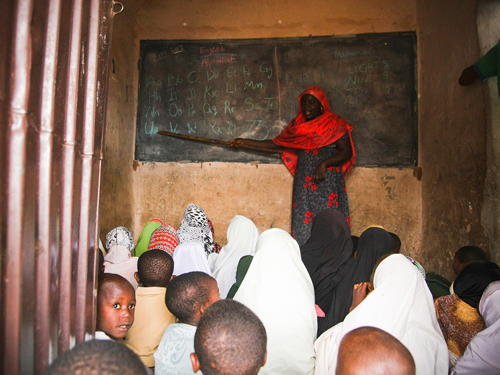 Professora ensina Inglês para as crianças em uma escola precária, na cidade de Kaduna, na Nigéria