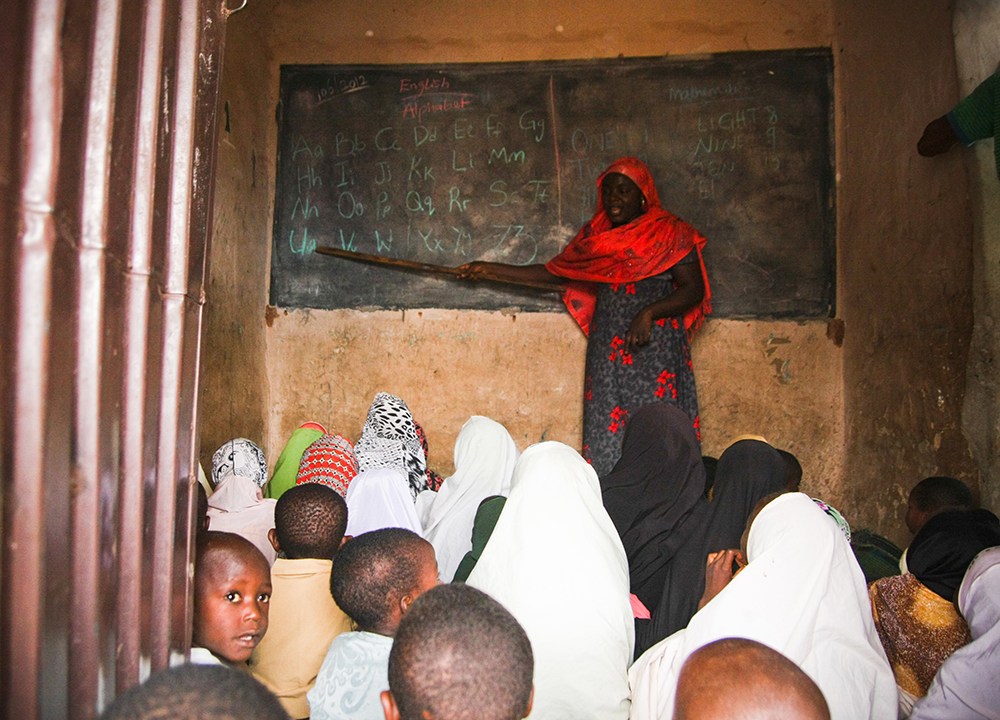 Professora ensina Inglês para as crianças em uma escola precária, na cidade de Kaduna, na Nigéria