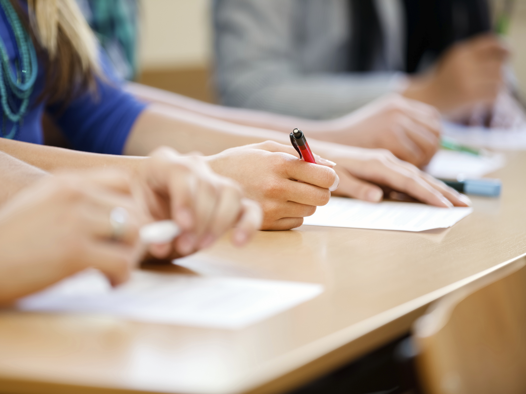 A redação deve respeitar as cinco competências avaliadas no exame que envolvem, por exemplo, o domínio da norma padrão da língua escrita em um texto dissertativo