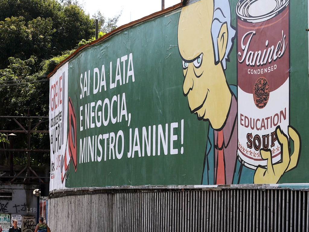 Outdoor sobre a greve dos docentes da Universidade Federal do Rio de Janeiro (UFRJ) pede negociação por parte do ministro da Educação, Renato Janine Ribeiro, em Botafogo, na zona sul do Rio - 18/08/2015