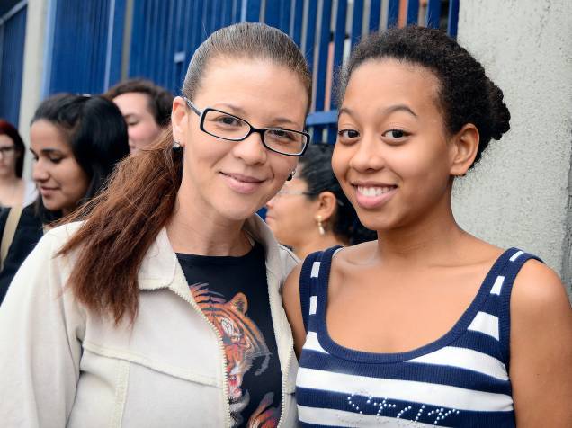 Na universidade Estácio, em Interlagos, zona Sul de São Paulo, Cristina Souza, de 41 anos, aguarda a entrada com a filha Mayara, 16
