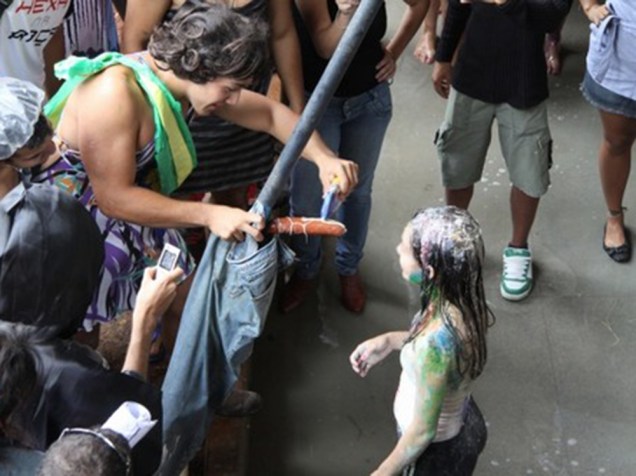 Em 2011, estudantes da Faculdade de Agronomia e Veterinária da Universidade de Brasília coagiram calouras a lamber leite condensado em uma linguiça encapada com uma camisinha. O trote sexista foi denunciado nas redes sociais.