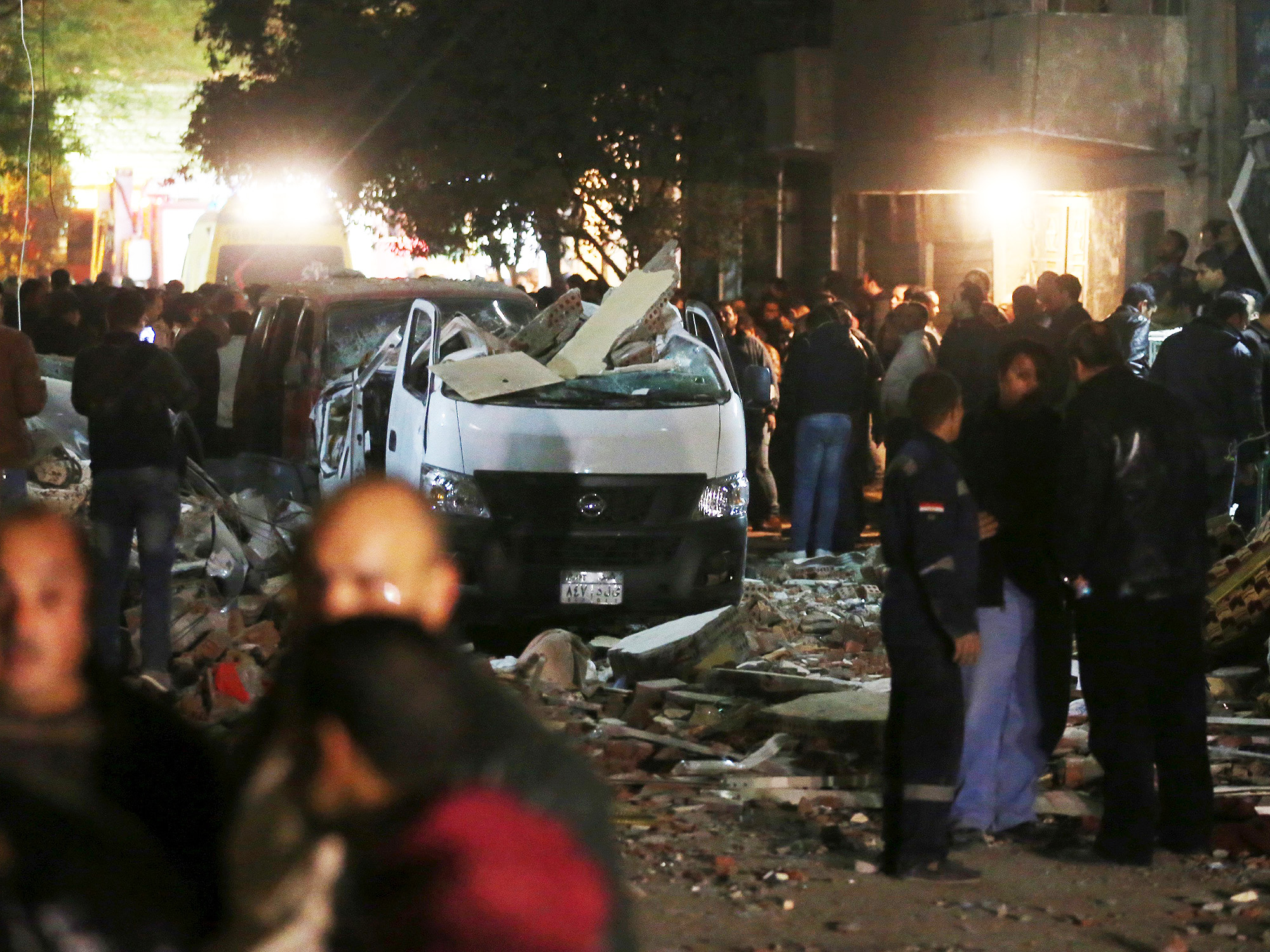 Seis pessoas morreram na quinta-feira (21) na explosão de uma bomba no Cairo, capital do Egito, durante uma incursão em uma casa suspeita de ser um esconderijo de militantes, informou a polícia do país