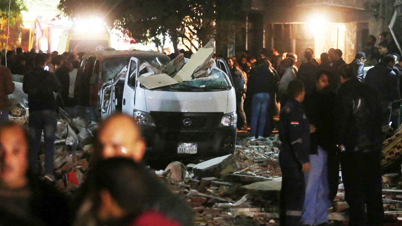 Seis pessoas morreram na quinta-feira (21) na explosão de uma bomba no Cairo, capital do Egito, durante uma incursão em uma casa suspeita de ser um esconderijo de militantes, informou a polícia do país