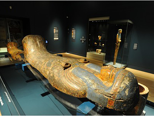 Sarcófago que será exposto na mostra 'Death on the Nile', no museu Fitzwillian, que revela como antigas tumbas eram feitas da madeira de caixões antigos
