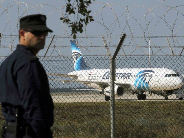 Avião da EgyptAir em aeroporto no Chipre