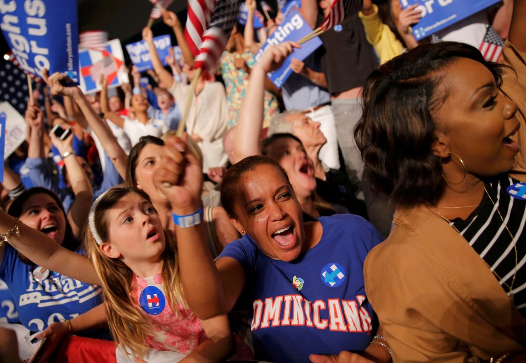 Eleitores no comício da pré-candidata democrata Hillary Clinton, Estados Unidos