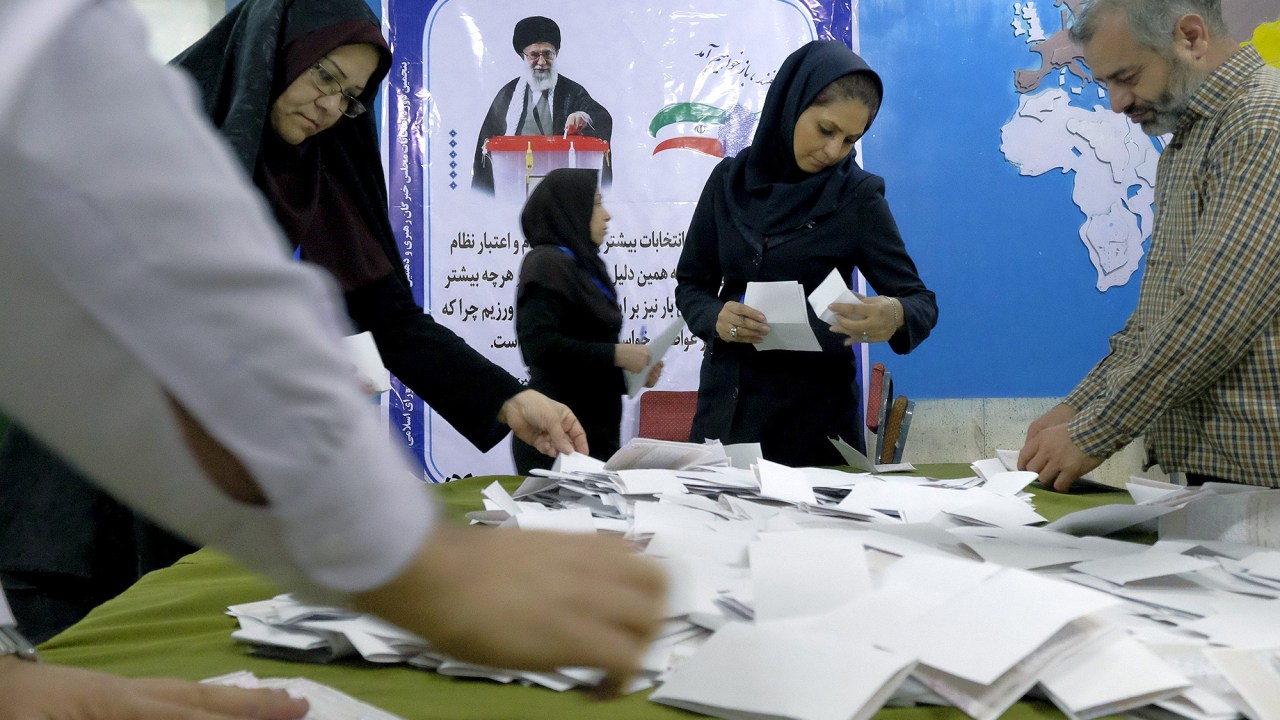 Irã realiza eleições para o parlamento do país