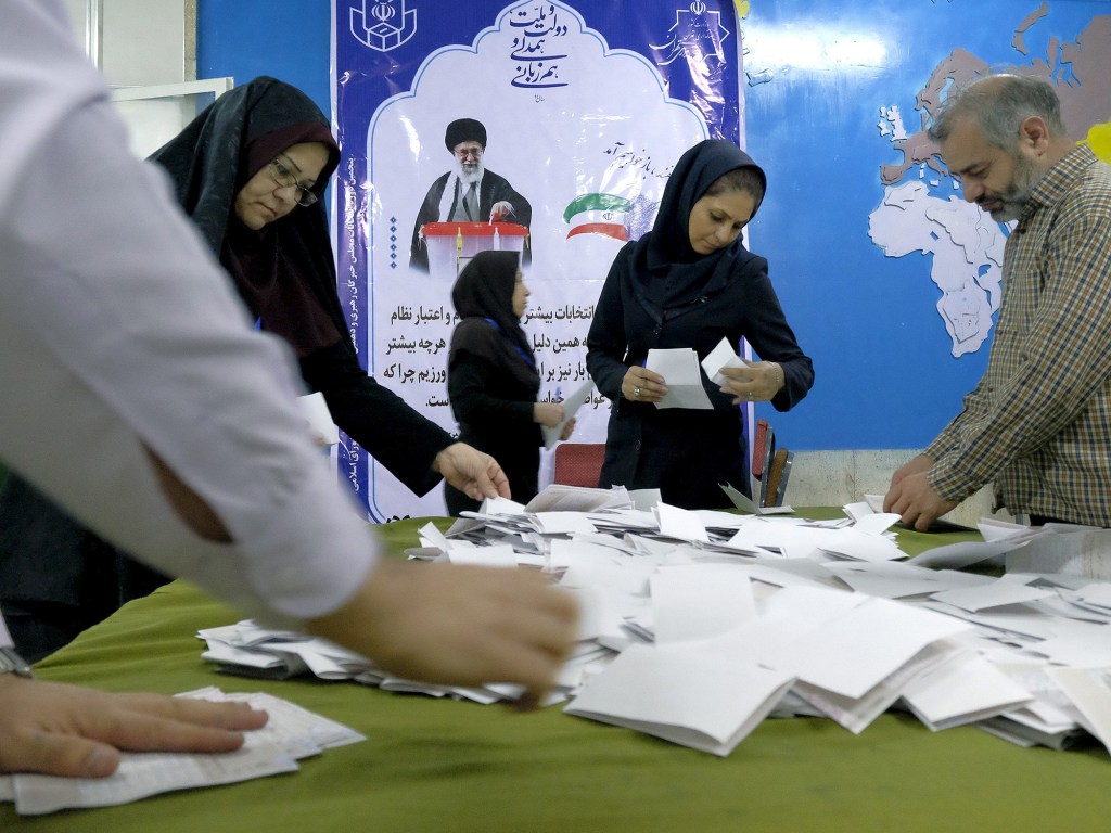 Iranianos participam de eleições para o Parlamento