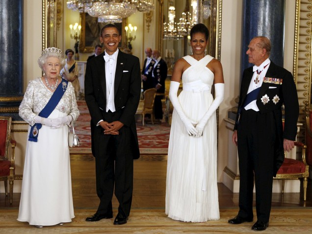 O Presidente dos EUA, Barack Obama, e a primeira-dama Michelle Obama ,posam com a rainha Elizabeth II e o príncipe Phillip, Duque de Edimburgo, antes de um jantar de Estado no Palácio de Buckingham, em Londres - 24/05/2011