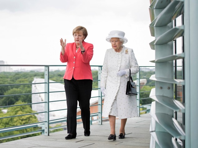 A chanceler alemã, Angela Merkel, recebe a rainha Elisabeth II, na Chancelaria Federal, em Berlim - 24/06/2015