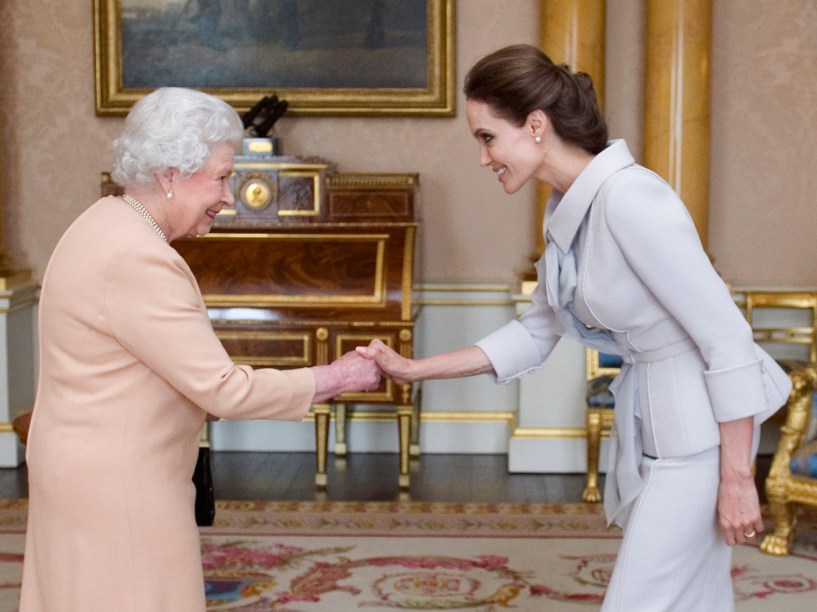 A atriz americana Angelina Jolie, recebe título honorário, pela rainha Elizabeth II, no Palácio de Buckingham, em Londres, devido aos serviços prestados à política externa do Reino Unido e pela campanha para acabar com zonas de guerra e com a violência sexual - 10/10/2014