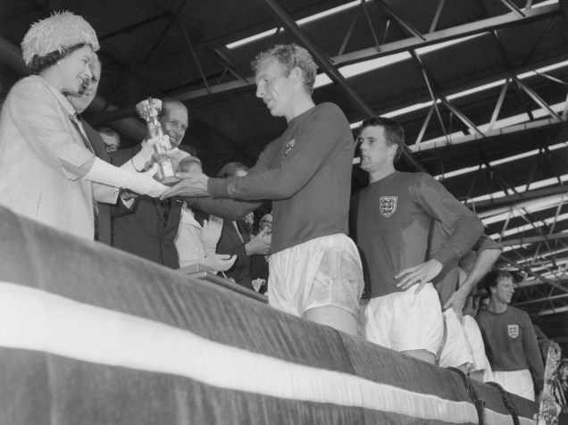 O capitão da seleção inglesa, Bobby Moore, entrega taça para a rainha Elisabeth II, logo após a Inglaterra ganhar sua primeira Copa do Mundo - 30/07/1966