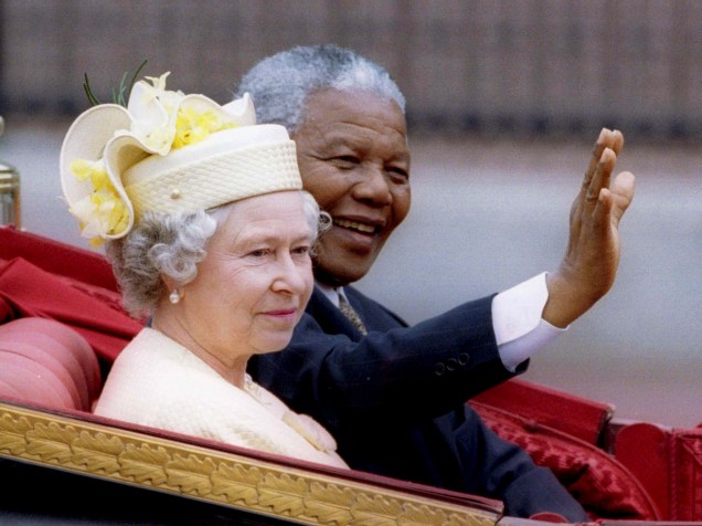Rainha Elizabeth II e o ex-presidente da África do Sul, Nelson Mandela, em carro nas proximidades do Palácio de Buckingham, em Londres, na Inglaterra - 09/07/1996