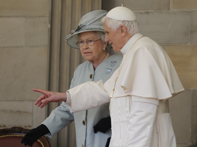 A rainha Elisabeth II e o Papa Bento XVI,  passeiam pelos jardins do Palácio de Holyrood, na Escócia - 16/09/2010