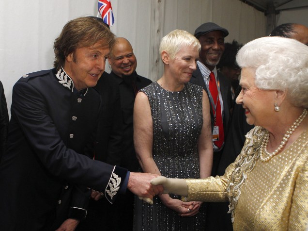 Rainha Elizabeth II e o cantor Paul McCartney, após as comemorações do Jubileu de Diamante da britânica, no Palácio de Buckingham, em Londres - 04/06/2012
