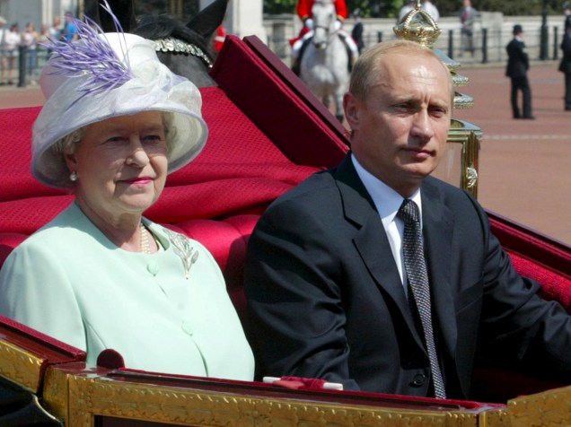 A rainha Elizabeth II e o presidente russo, Vladimir Putin, andam de carruagem, nos arredores do Palácio de Buckingham, em Londres - 24/06/2003