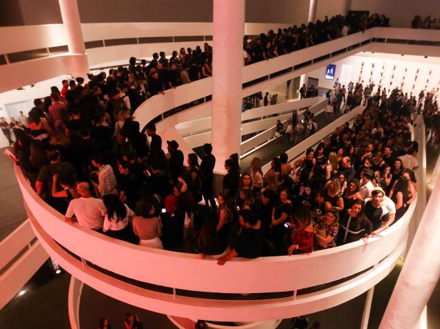 Longa fila se estende pela Bienal para assistir o desfile da Ellus no São Paulo Fashion Week, no Pavilhão Bienal do Ibirapuera, em São Paulo (SP), nesta terça-feira (20)
