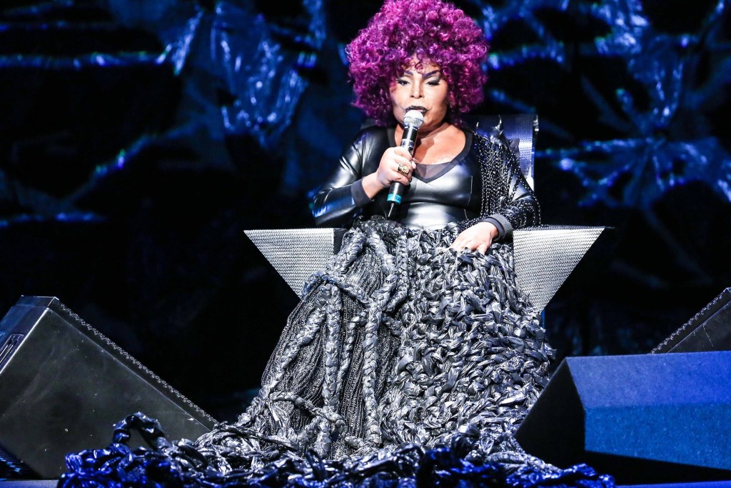 A cantora Elza Soares durante apresentação de show inédito que marca o lançamento do disco "A Mulher do Fim do Mundo"