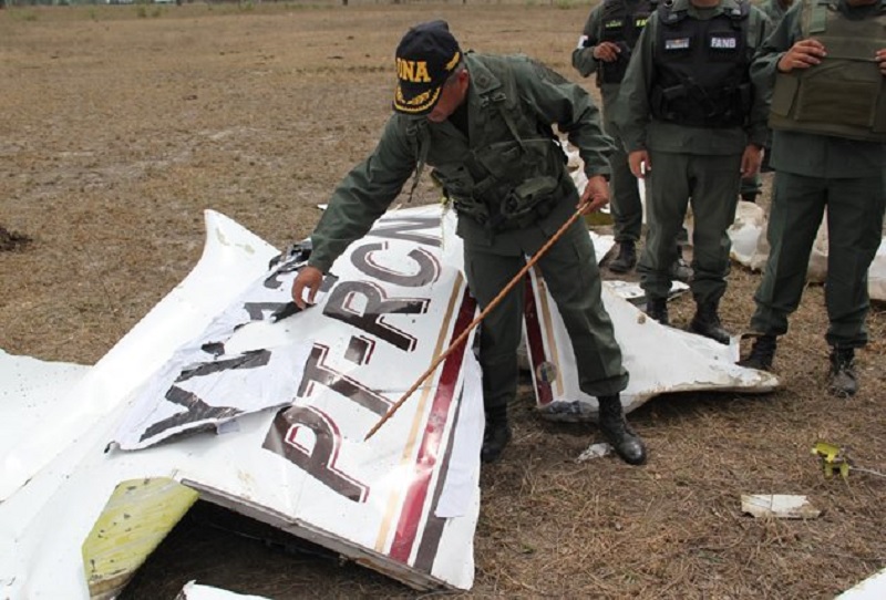 Militares venezuelanos inspecionam avião abatido