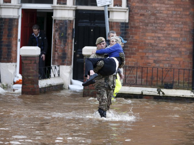 Equipes de resgate ajudam moradores locais durante inundações causadas por fortes chuvas na área de Warwick Road de Carlisle, Grã-Bretanha