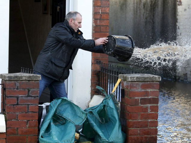 Milhares de casas foram danificadas após inundações em Carlisle, Grã-Bretanha