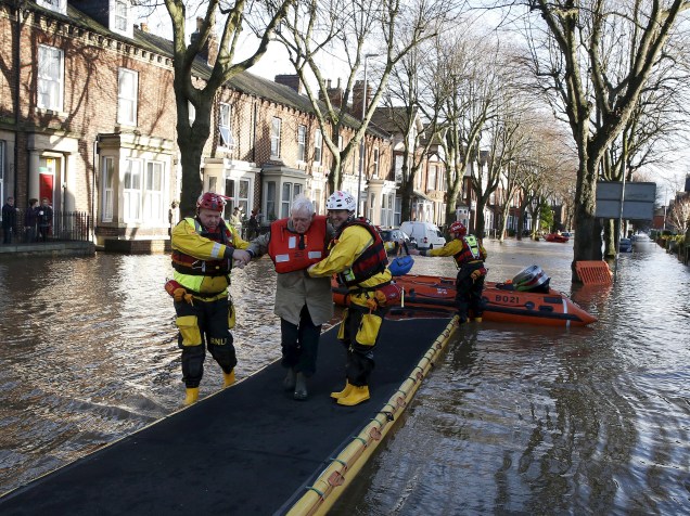 Equipes de resgate ajudam moradores locais durante inundações causadas por fortes chuvas na área de Warwick Road de Carlisle, Grã-Bretanha