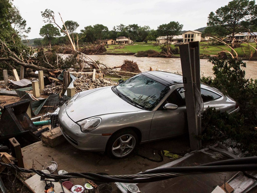 Tormenta destruiu casas e danificou carros em Wimberley