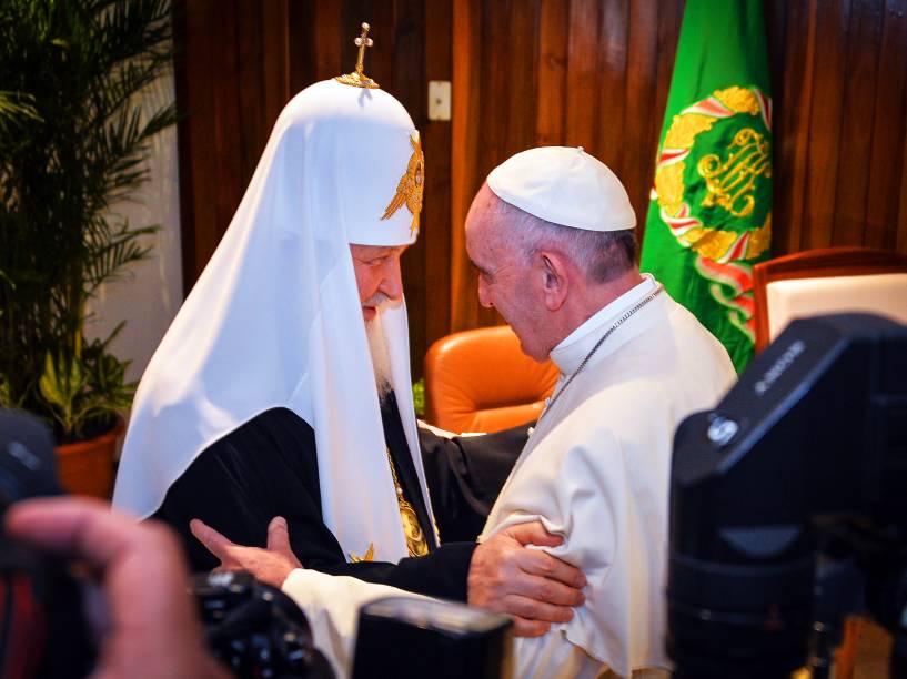 Papa Francisco, líder da Igreja Católica e o líder da Igreja Ortodoxa Russa, Patriarca Kirill, se cumprimentam e sentam juntos, para a primeira reunião entre os líderes das igrejas católica e ortodoxa em quase mil anos . Encontro aconteceu na cidade de Havana, em Cuba, nesta sexta (12)