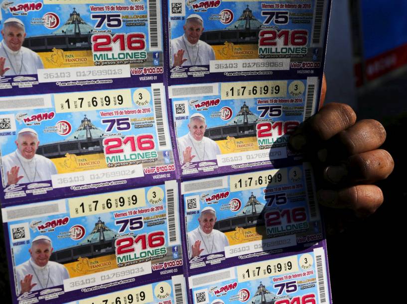 Vendedor de rua com edição especial da loteria, na Cidade do México, devido a visita do Papa Francisco em Cuba, para a primeira reunião histórica entre ele e o líder da Igreja Ortodoxa Russa, Patriarca Kirill, nesta sexta (12)