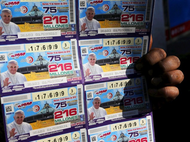 Vendedor de rua com edição especial da loteria, na Cidade do México, devido a visita do Papa Francisco em Cuba, para a primeira reunião histórica entre ele e o líder da Igreja Ortodoxa Russa, Patriarca Kirill, nesta sexta (12)