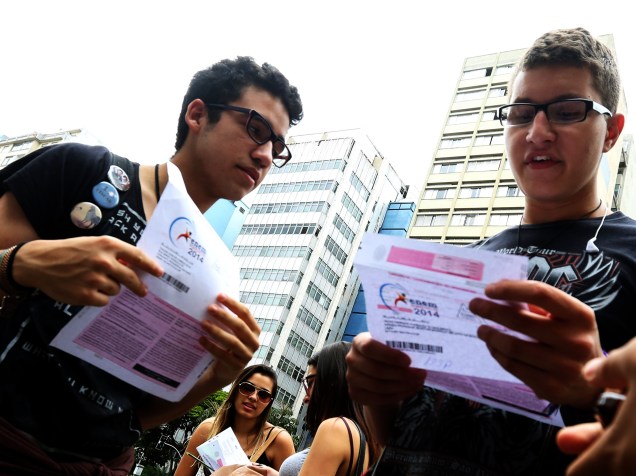 Movimentação em frente do Mackenzie em São Paulo no primeiro dia de provas do Enem 2014