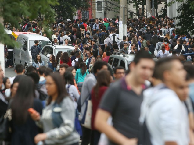 Movimentação intensa de estudantes nos arredores do campus da Uninove na Barra Funda, zona Oeste de São Paulo, no segundo dia de provas do Enem - 25/10/2015