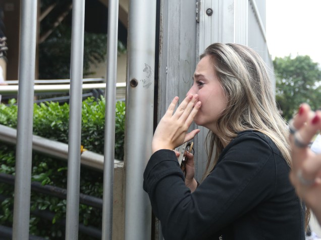 Estudante Pamela Fontana, 22, chora depois de perder o segundo dia de provas do Enem - 25/10/2015