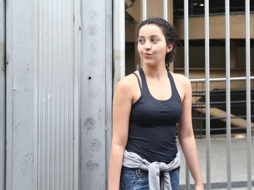 A estudante Juliana Viana da Silva, 21, lamenta após chegar minutos depois do fechamento dos portões no segundo dia do Enem, em São Paulo - 25/10/2015