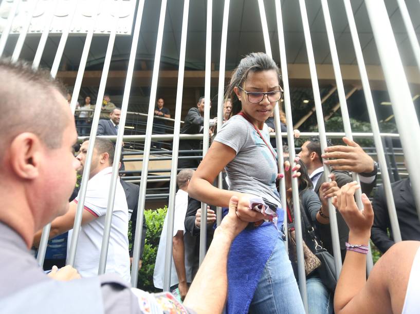 Candidatos atrasados encontram os portões fechados durante o primeiro dia de provas do Enem 2015
